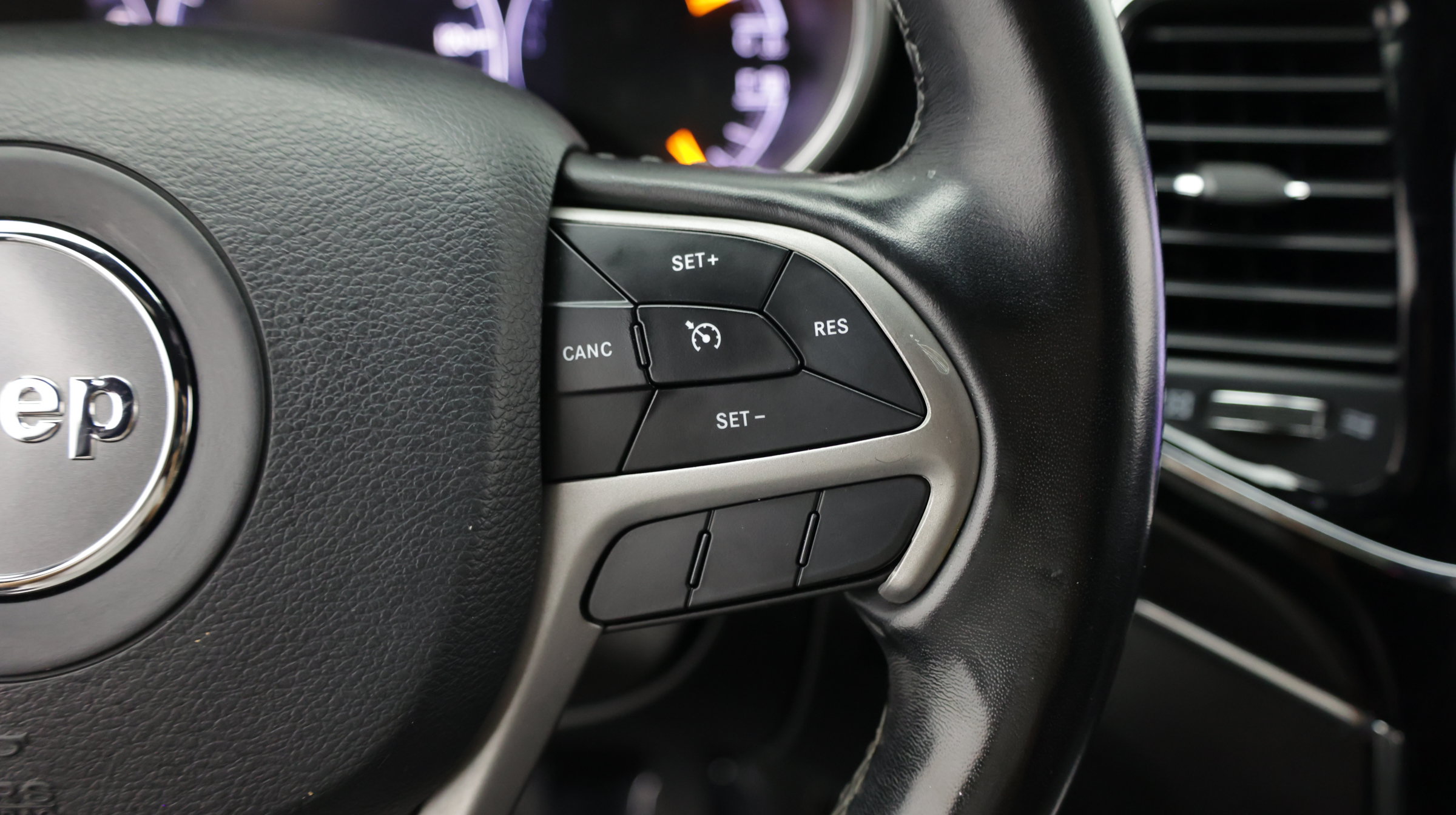 Used 2020 Jeep Grand Cherokee Overland RWD image 24