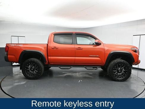 Used 2017 Toyota Tacoma TRD Off-Road w/ Tow Package (A/T) image 12