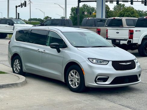 Used 2024 Chrysler Pacifica Touring-L FWD image 7