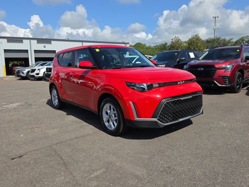 Certified 2025 Kia Soul LX w/ LX Technology Package FWD image 2