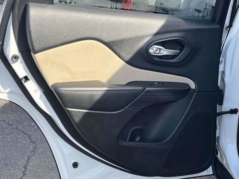 Used 2016 Jeep Cherokee Latitude image 16