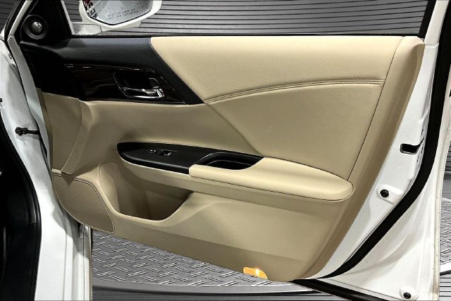 Used 2017 Honda Accord Touring image 27