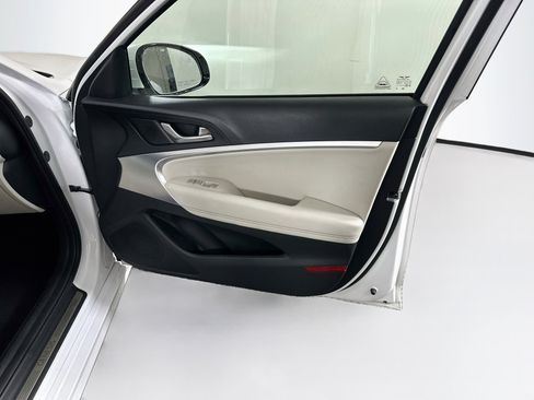 Used 2025 Genesis G70 2.5T RWD image 31