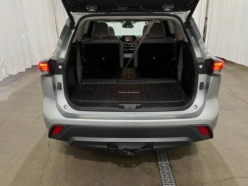 Used 2022 Toyota Highlander XLE AWD/4WD image 14