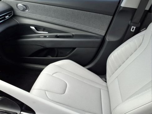 Used 2025 Hyundai Elantra Limited FWD image 17