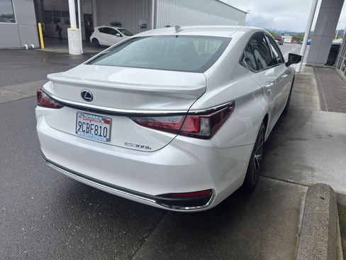 Used 2022 Lexus ES 300h w/ Premium Package image 12