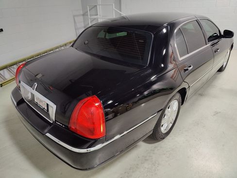 Used 2011 Lincoln Town Car Executive L RWD image 6