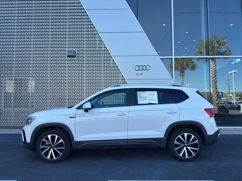 Used 2022 Volkswagen Taos SE w/ Panoramic Sunroof Package image 3