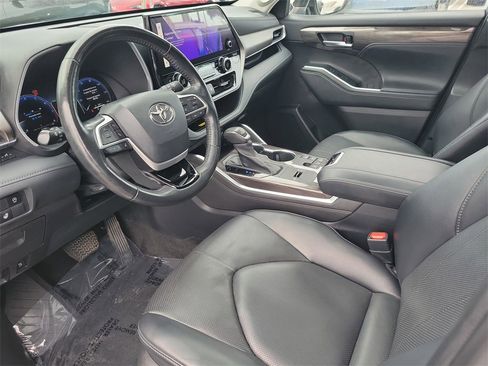 Used 2023 Toyota Highlander Limited image 14