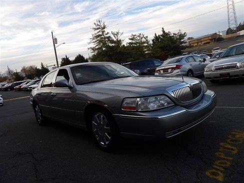 Used 2006 Lincoln Town Car Signature Limited image 7