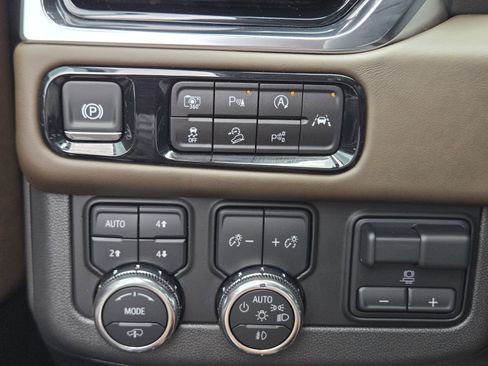 Used 2025 GMC Yukon Denali Ultimate w/ LPO, Floor Liner Package AWD/4WD image 32