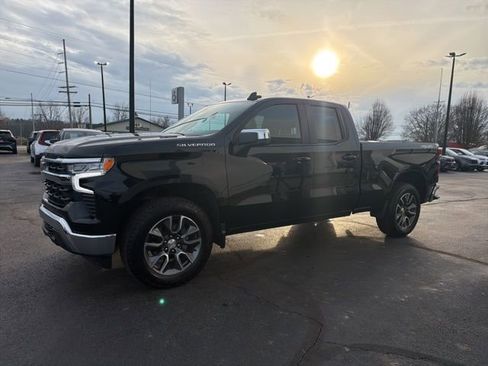 Used 2025 Chevrolet Silverado 1500 LT AWD/4WD image 1