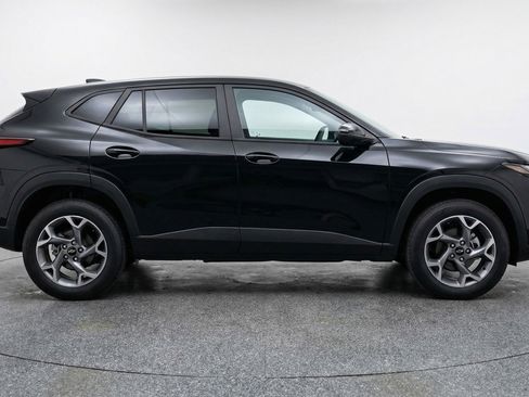 Used 2025 Chevrolet Trax LT w/ LT Convenience Package FWD image 11