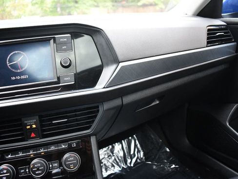 Used 2022 Volkswagen Jetta SE w/ Panoramic Sunroof Package image 23