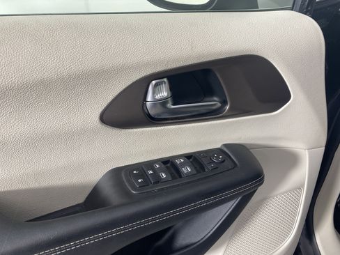 Used 2023 Chrysler Voyager LX FWD image 12