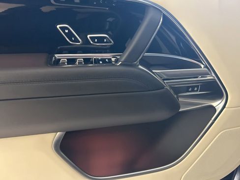 Used 2024 Land Rover Range Rover SE image 3