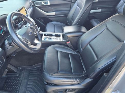 Used 2020 Ford Explorer XLT w/ Equipment Group 202A image 4
