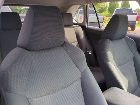 Used 2021 Toyota RAV4 LE FWD image 7