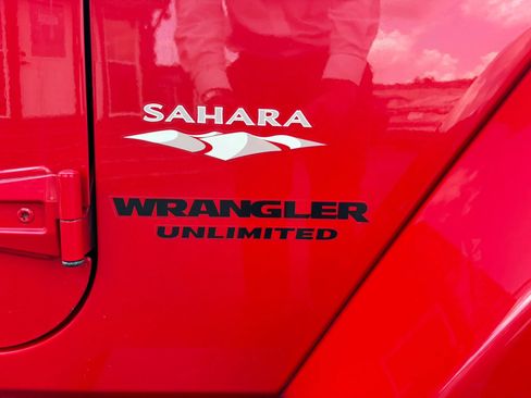 Used 2014 Jeep Wrangler Unlimited Sahara w/ Dual Top Group AWD/4WD image 16