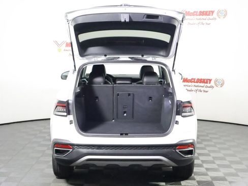 Used 2025 Volkswagen Taos SE AWD/4WD image 11