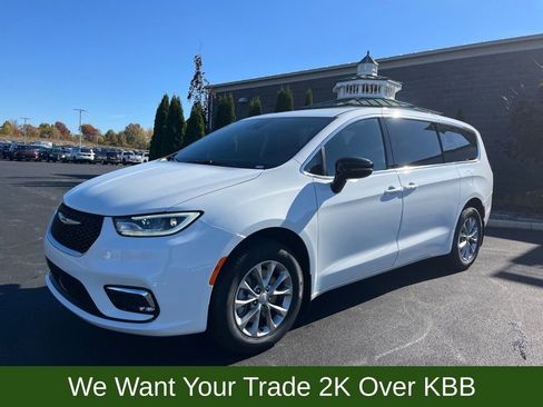 New 2026 Chrysler Pacifica Select image 2