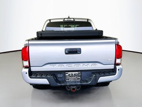 Used 2017 Toyota Tacoma TRD Off-Road AWD/4WD image 6