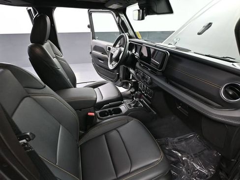 Used 2025 Jeep Wrangler Unlimited Sahara w/ Technology Group AWD/4WD image 47
