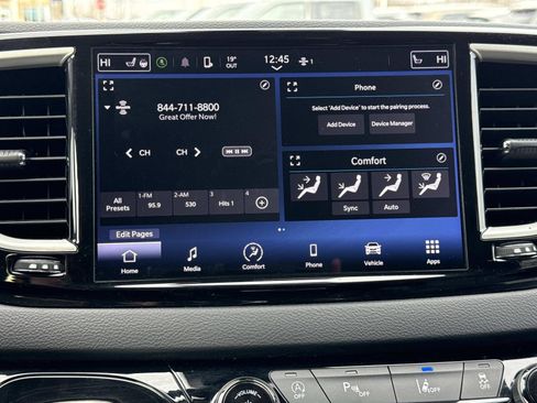 Used 2023 Chrysler Pacifica Touring-L image 9