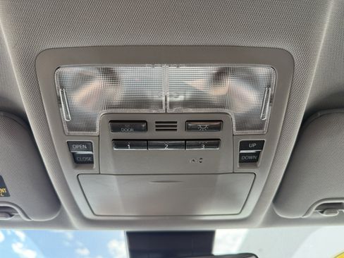 Used 2017 Toyota Highlander SE w/ Carpet Mat Package AWD/4WD image 24