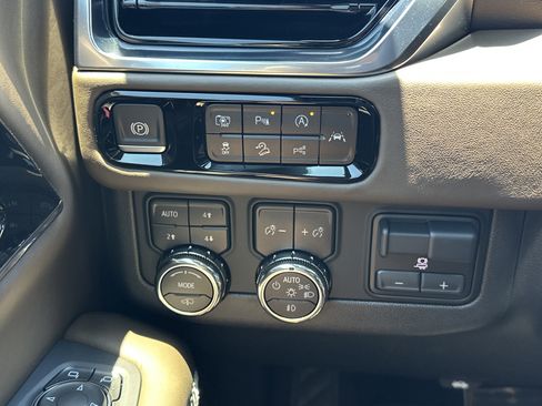 Used 2025 GMC Yukon Denali Ultimate AWD/4WD image 31