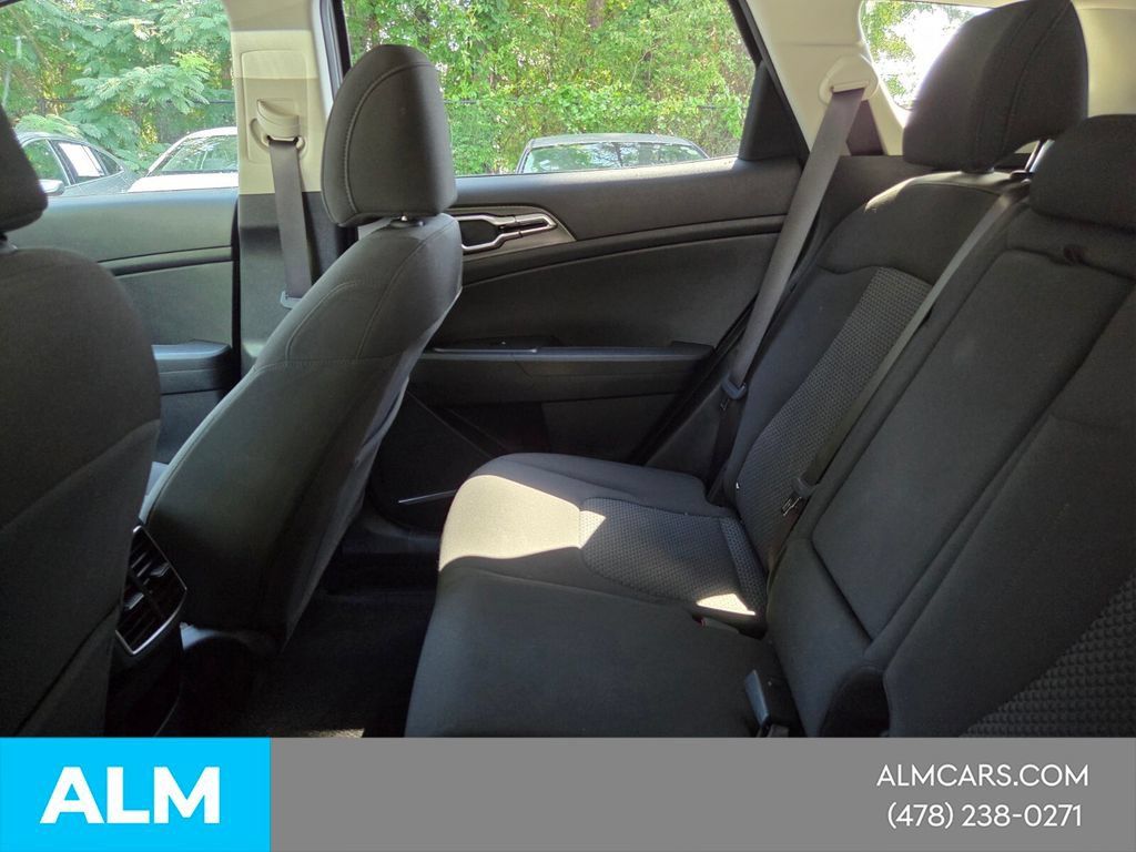 Used 2025 Kia Sportage LX FWD image 4