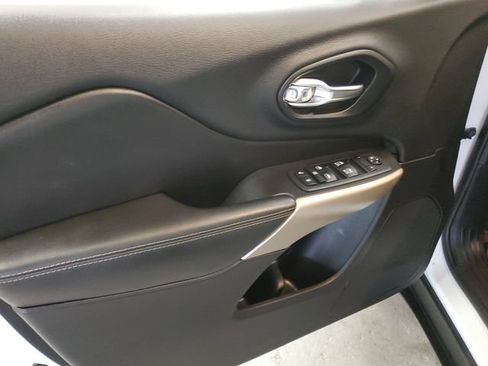 Used 2018 Jeep Cherokee Limited w/ Technology Group AWD/4WD image 11