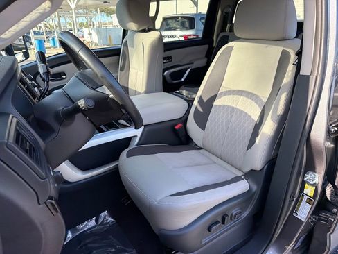 Used 2024 Nissan Titan SV w/ SV Convenience Package image 32