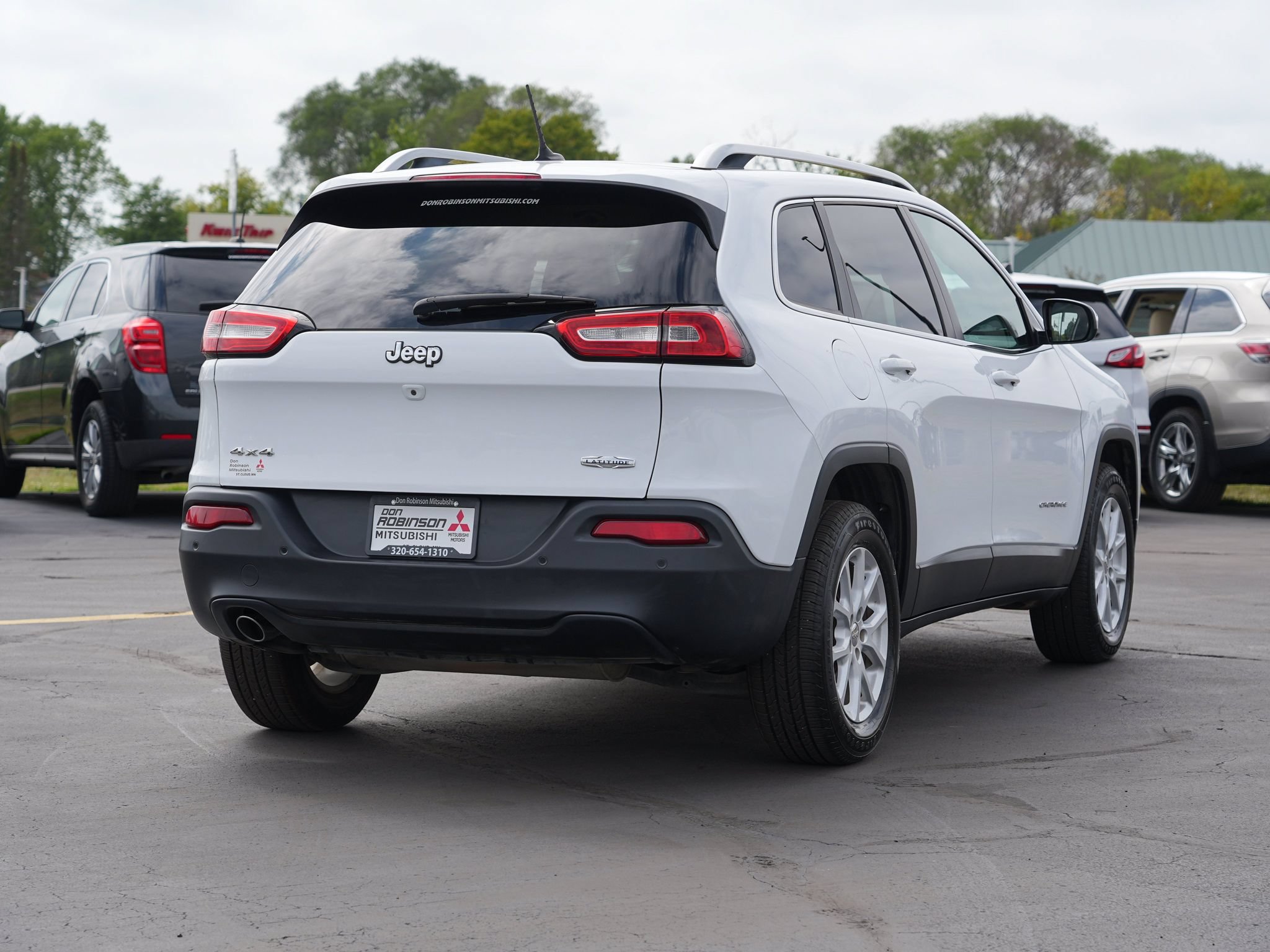 Used 2018 Jeep Cherokee Latitude w/ Safety Group AWD/4WD image 3