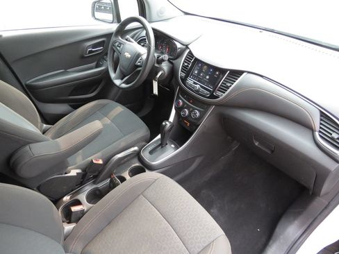 Used 2022 Chevrolet Trax LS w/ Tint and Cruise Package AWD/4WD image 14