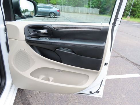 Used 2018 Dodge Grand Caravan SE FWD image 23