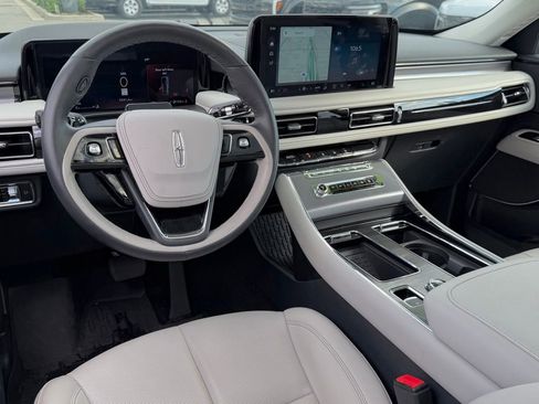 Used 2025 Lincoln Aviator AWD image 27