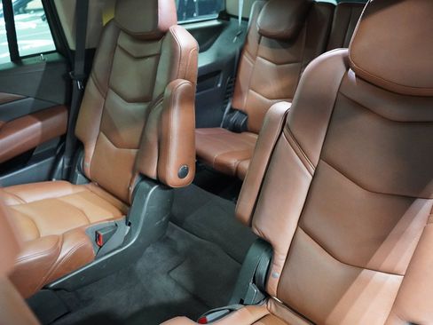 Used 2020 Cadillac Escalade Premium Luxury RWD image 16