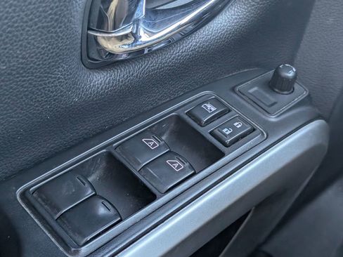 Used 2018 Nissan Titan SL w/ Chrome Package image 10