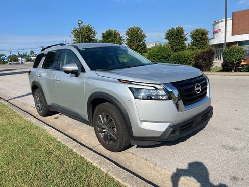 Used 2024 Nissan Pathfinder SV FWD image 2