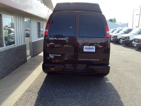 Used 2017 Chevrolet Express 2500 RWD image 6