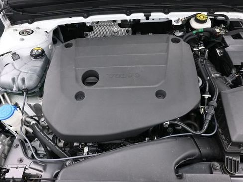 Used 2024 Volvo XC40 B5 Plus AWD/4WD image 33