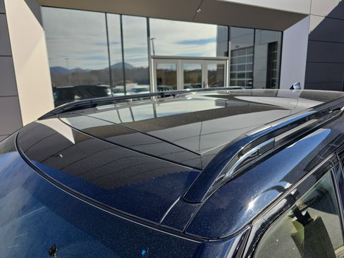 Used 2024 Land Rover Discovery Dynamic SE image 12