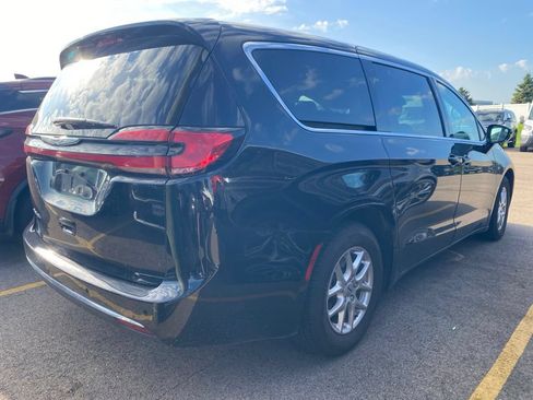 Used 2024 Chrysler Pacifica Touring-L FWD image 9