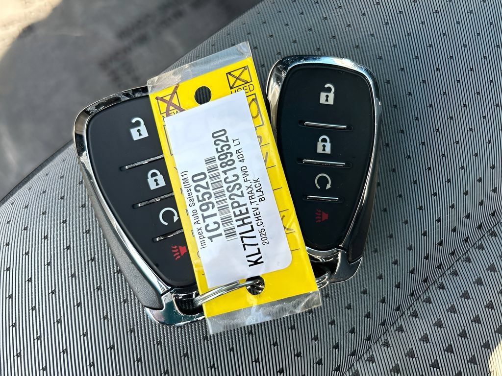 Used 2025 Chevrolet Trax LT FWD image 27