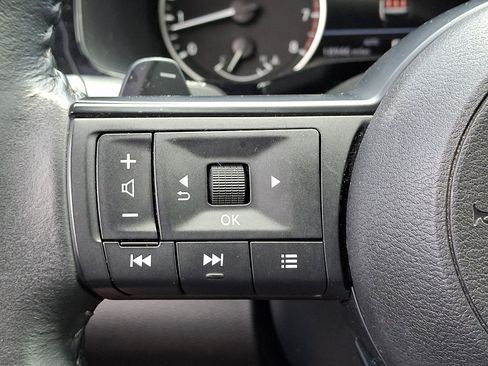 Used 2024 Nissan Pathfinder SV w/ SV Premium Package AWD/4WD image 24