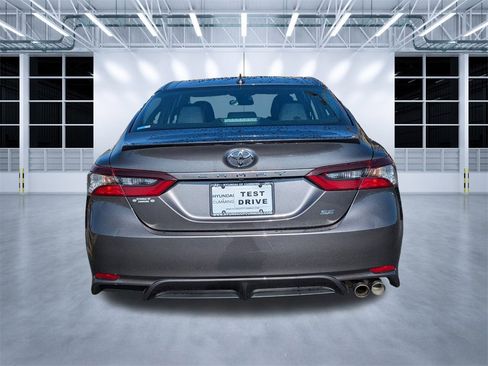Used 2023 Toyota Camry SE image 5