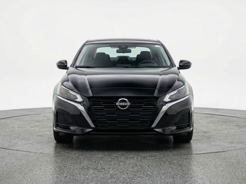 Used 2025 Nissan Altima 2.5 SV image 2