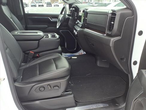 Certified 2025 GMC Sierra 1500 SLT image 18
