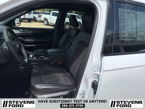 Used 2025 Jeep Grand Cherokee Altitude AWD/4WD image 11